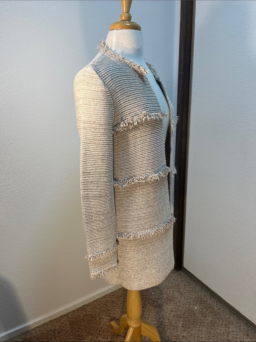 Chico’s Size 1 Beige Textured Knit Frayed Trim Open Front Cardigan Size 8 - Picture 2 of 9
